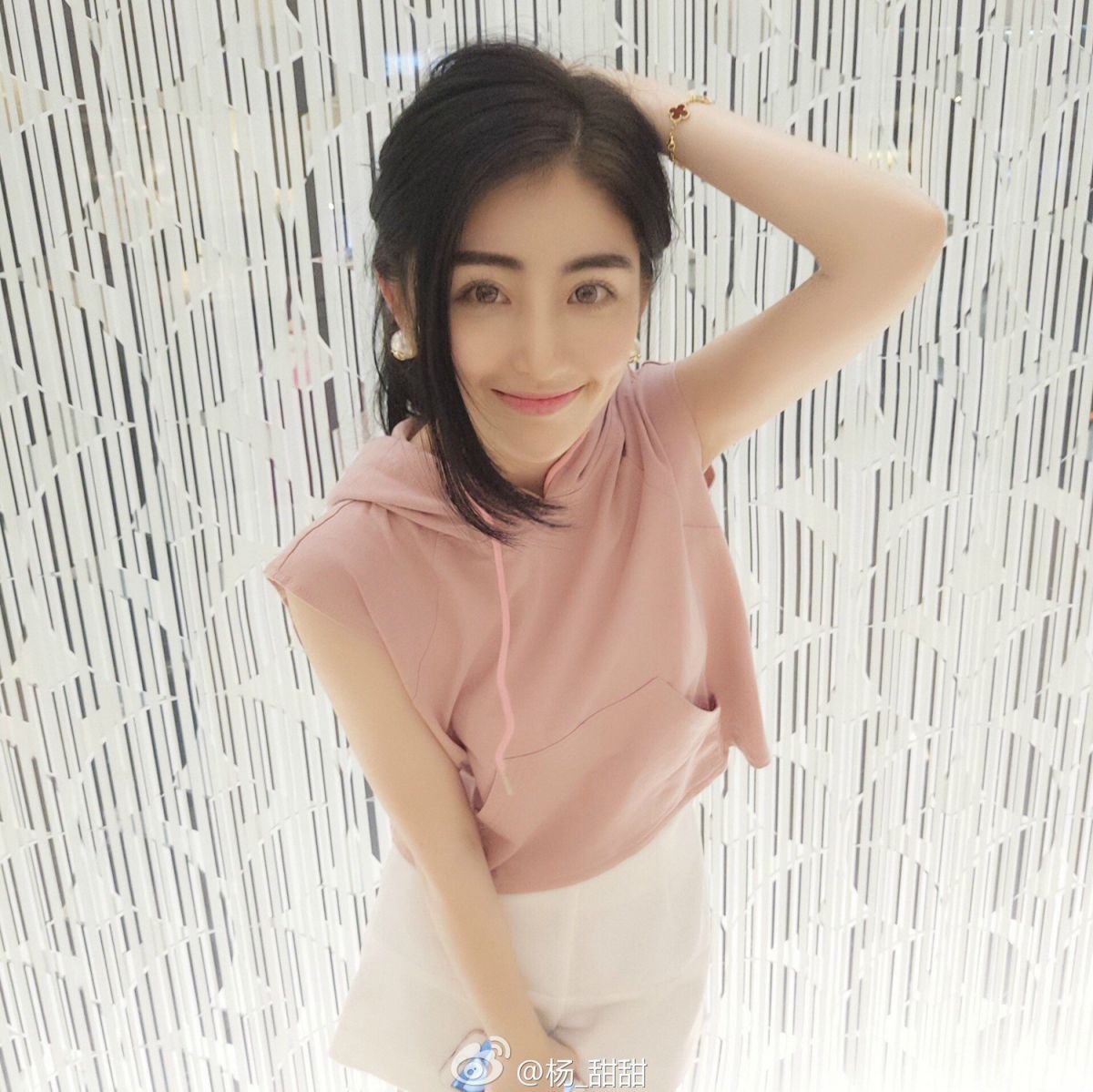 气质型美女杨甜甜微博私拍写真图片