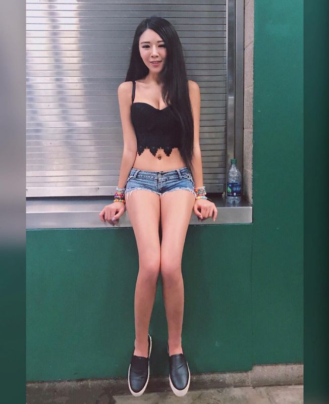 台湾网络美女安琪私拍美照图片