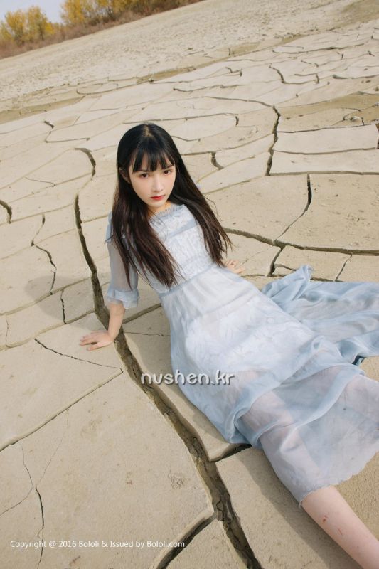 90后清纯美女之应沙漠唯美摄影图片