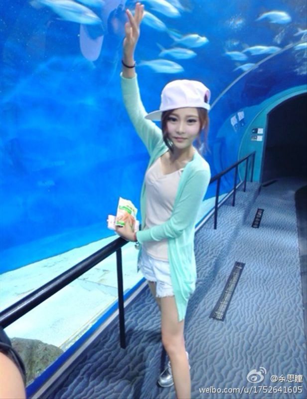 90后小美女余思瞳微博精选养眼图片