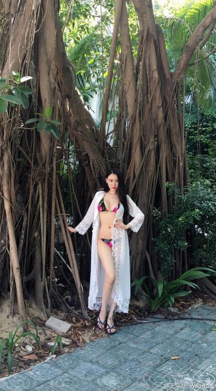 御姐型美女王姊姊性感曲线诱人写真