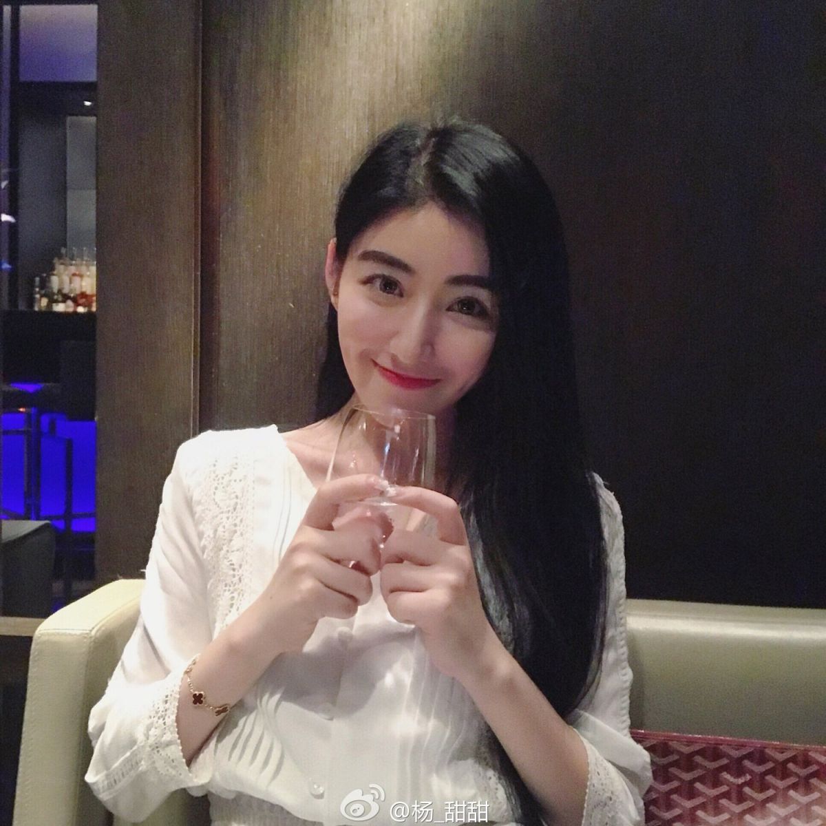 气质型美女杨甜甜微博私拍写真图片