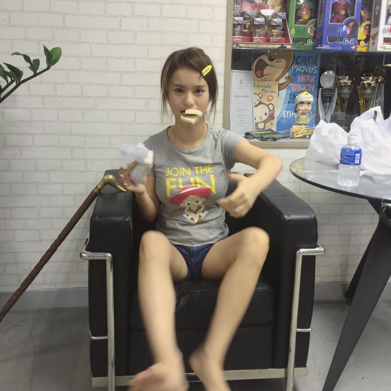 90后网红美女邓月平Larine最新私拍照图集