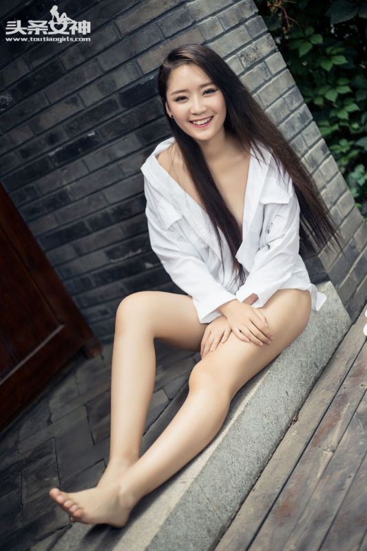 90后小美女小雅居家服性感外拍写真