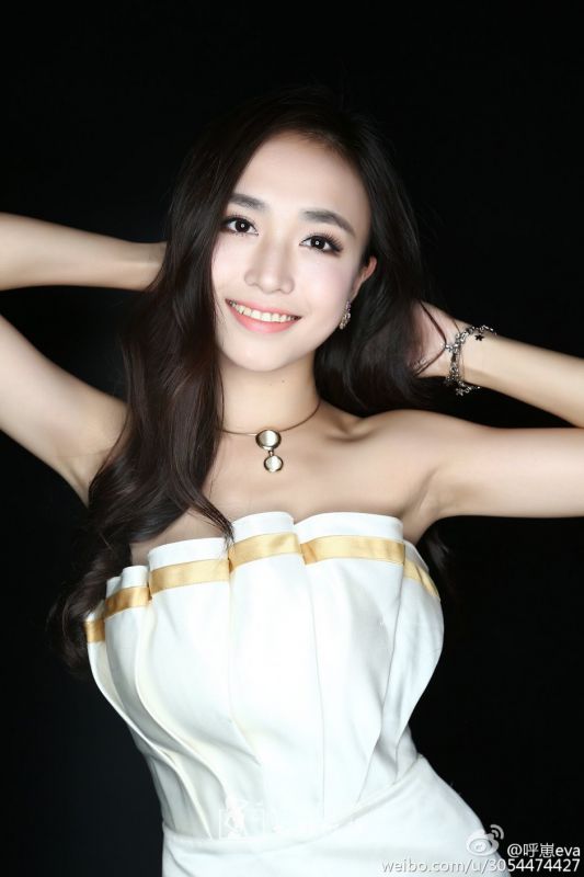 美女车模特呼崽Eva外拍写真图片