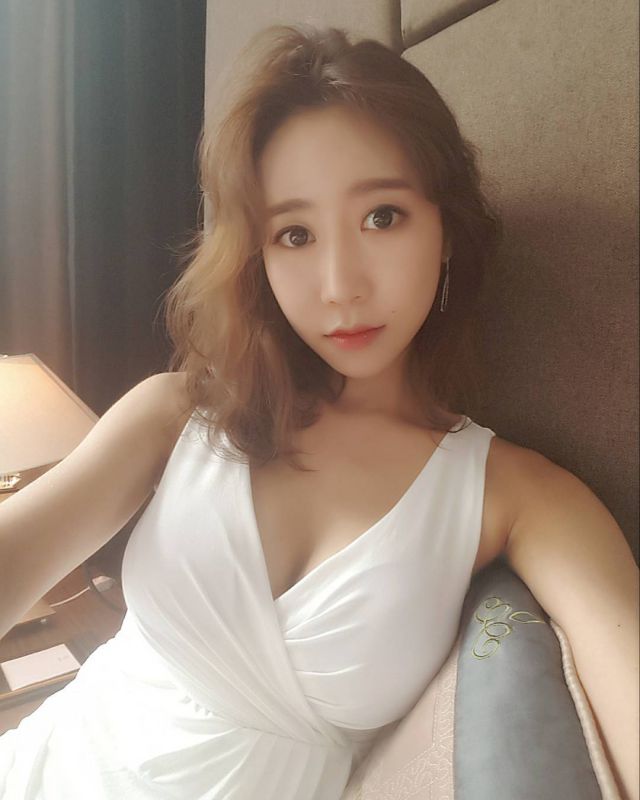 韩国网络美女Bizarreone胸怀大痣私拍图片