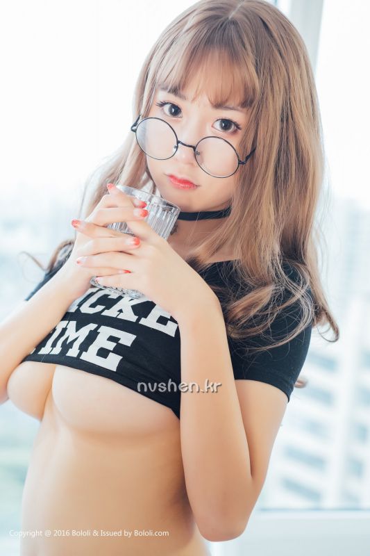 90后美胸美女猫九性感酥胸半露诱惑图集