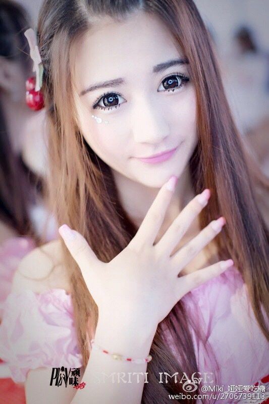 游戏展台美女叶欣娅甜美自拍图片
