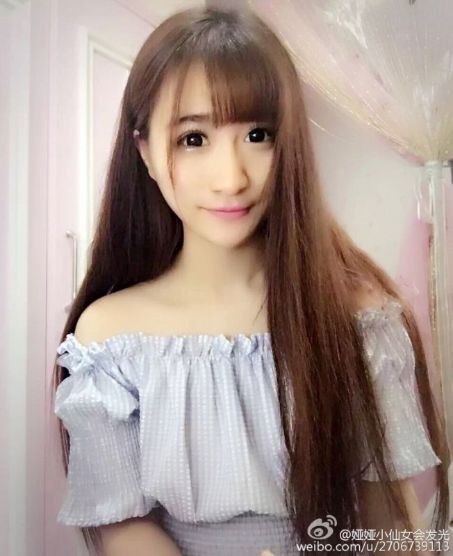 游戏展台美女叶欣娅甜美自拍图片