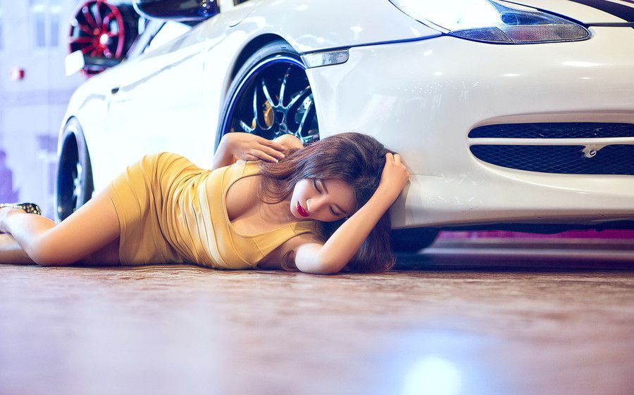 长腿翘臀美女车模高清养眼写真图片