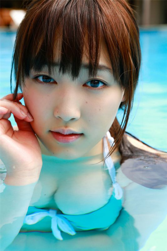 日本学生妹谱久村圣户外清纯写真