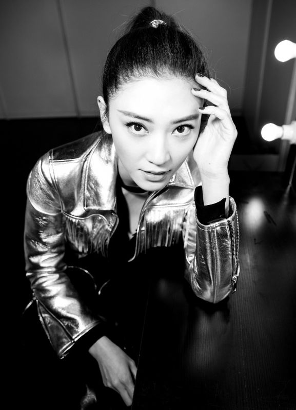 台湾美女应采儿黑白朋克大片霸气十足