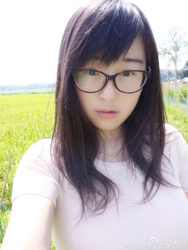 90后大胸美女吃醋的kk自拍图片集锦
