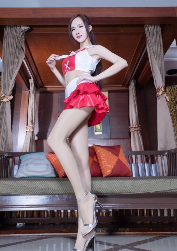 白皙修长美腿车模美女制服短裙姿态妩媚性感爆乳写真