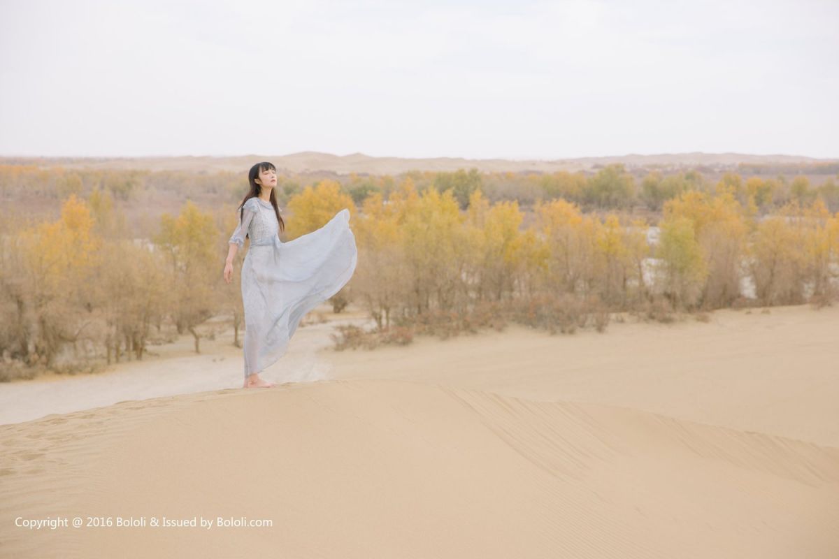90后清纯美女之应沙漠唯美摄影图片