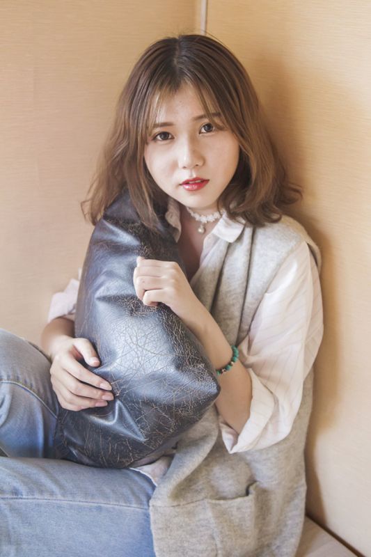 邻家女孩户外清新迷人写照