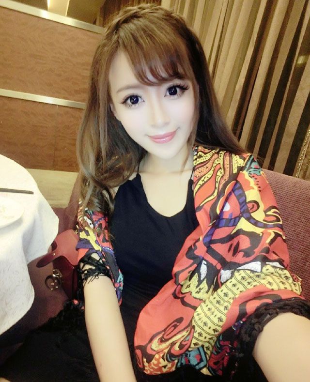 90美女明星王曼妮可爱自拍照