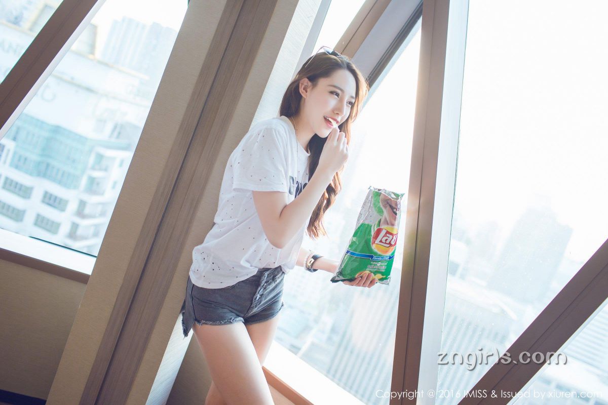 天然养眼美女酒店房间性感内衣写真