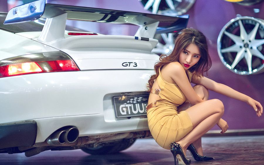 长腿翘臀美女车模高清养眼写真图片