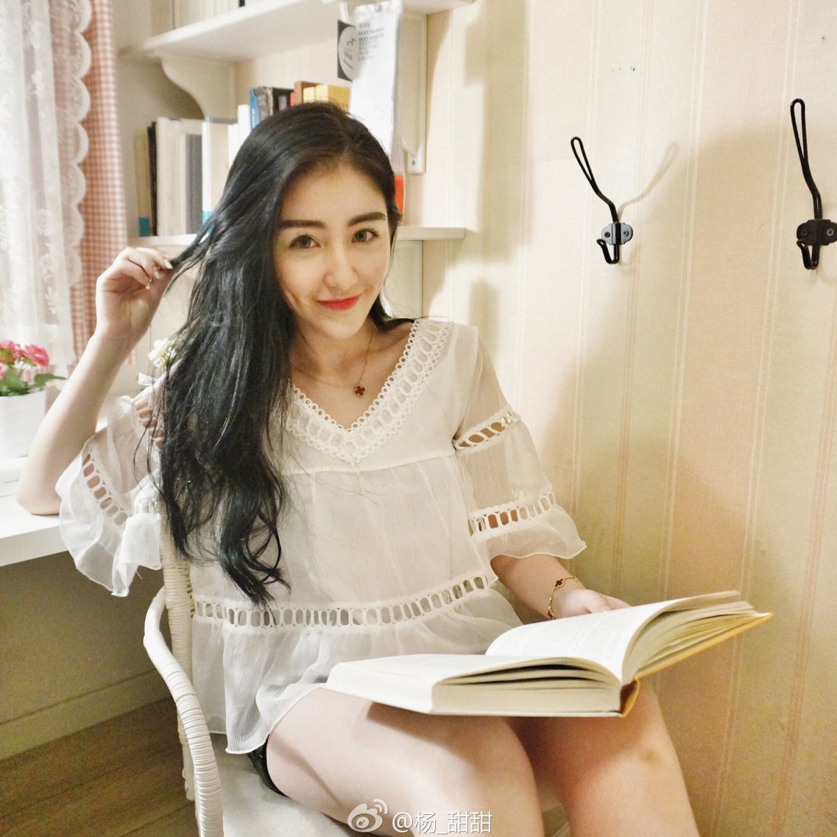 气质型美女杨甜甜微博私拍写真图片
