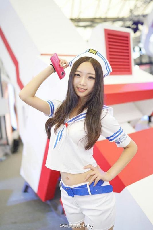 学生妹模特吴晨展览会私拍图片