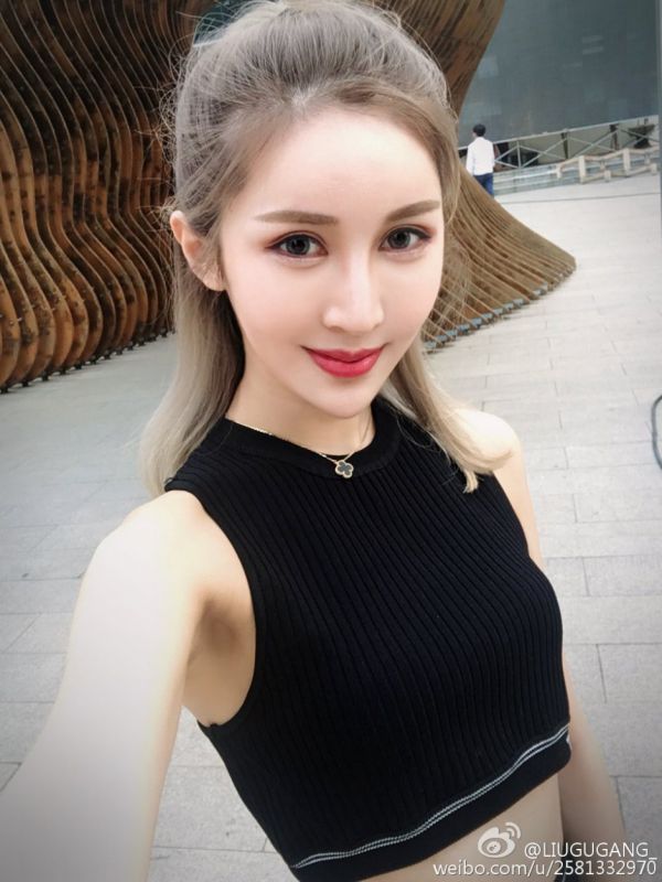 展台showgirl刘光喵喵微博自拍图片