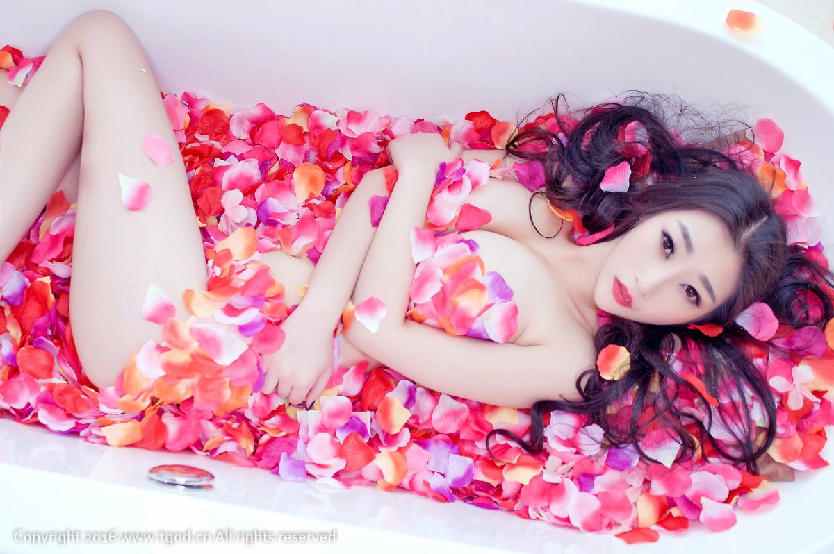漂亮女模特妲己花瓣浴室性感写真图片