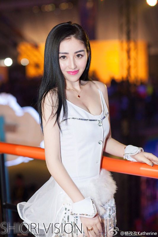 气质型美女杨甜甜微博私拍写真图片
