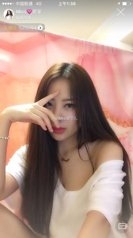 巨乳美女主播Miss爱菲儿自拍图片