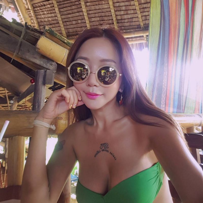 韩国美女模特李胜熙性感八字奶诱惑图片