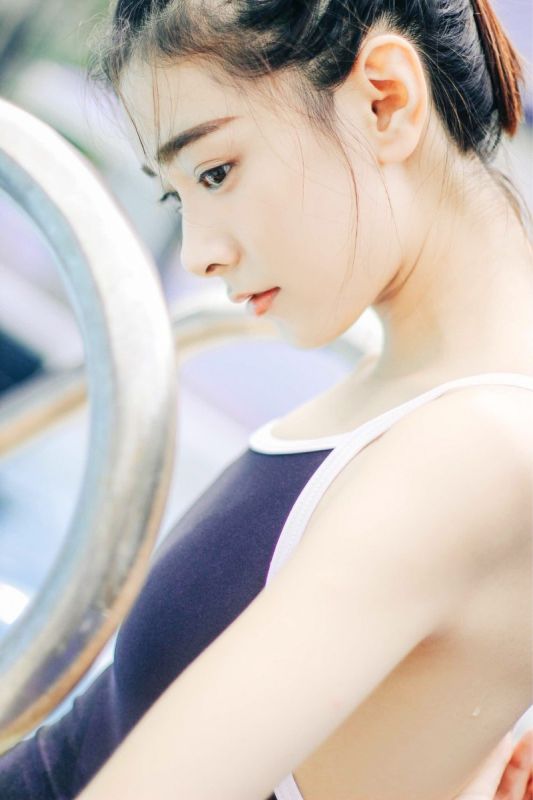 水嫩肤白美少女蓝色死库水泳池湿身娇小玲珑曲线诱人写真