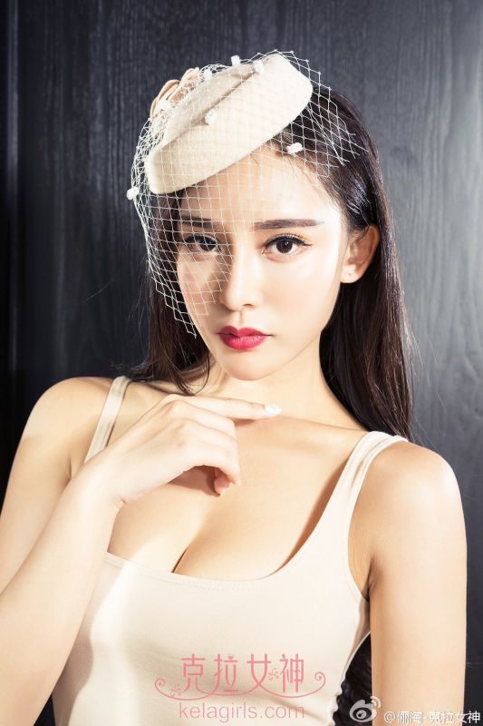 烈焰红唇美女小西性感私拍写真