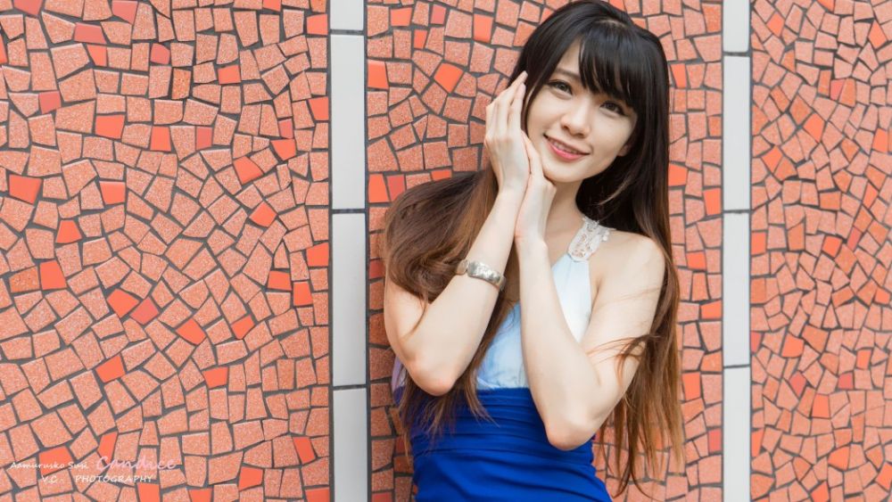 高挑长腿美女模特修身蓝色短裙翘臀街拍性感写真