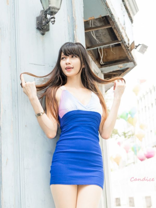高挑长腿美女模特修身蓝色短裙翘臀街拍性感写真