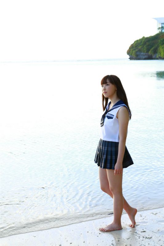 日本学生妹谱久村圣户外清纯写真