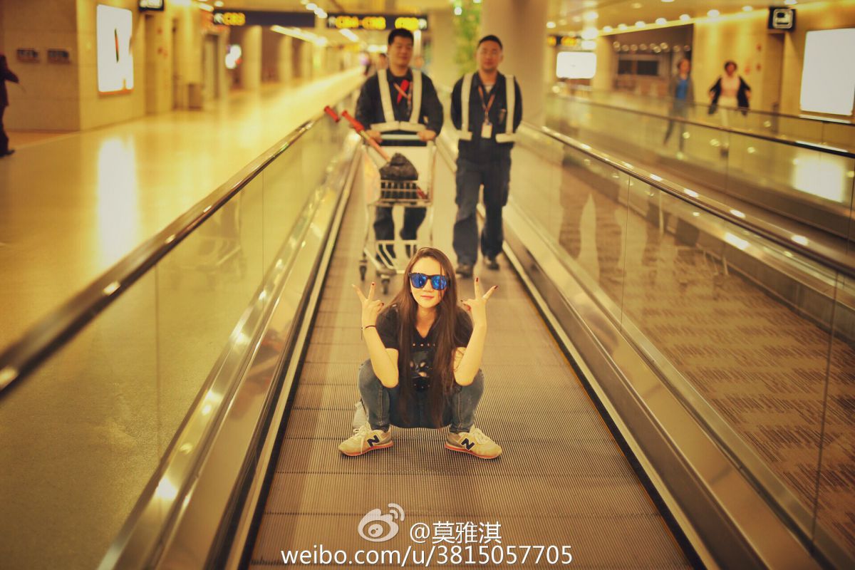 粉嫩白皙美女莫雅淇Yaki家居性感魅惑写真