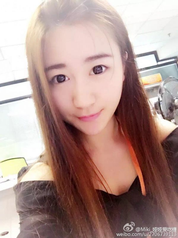 游戏展台美女叶欣娅甜美自拍图片