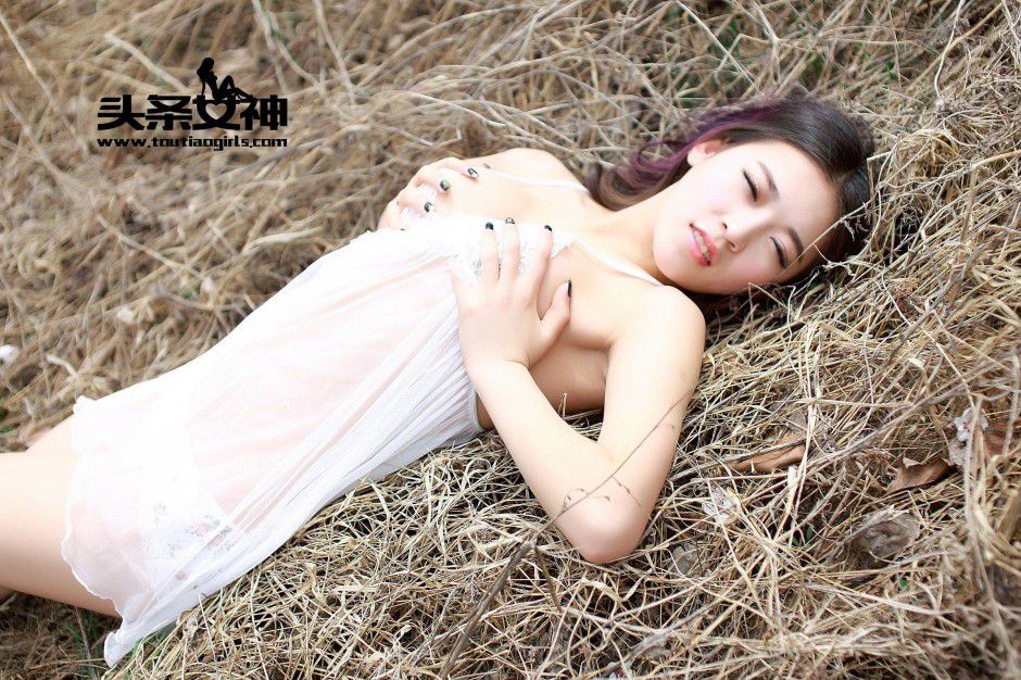 性感美臀美女张小梦室外摄影写真