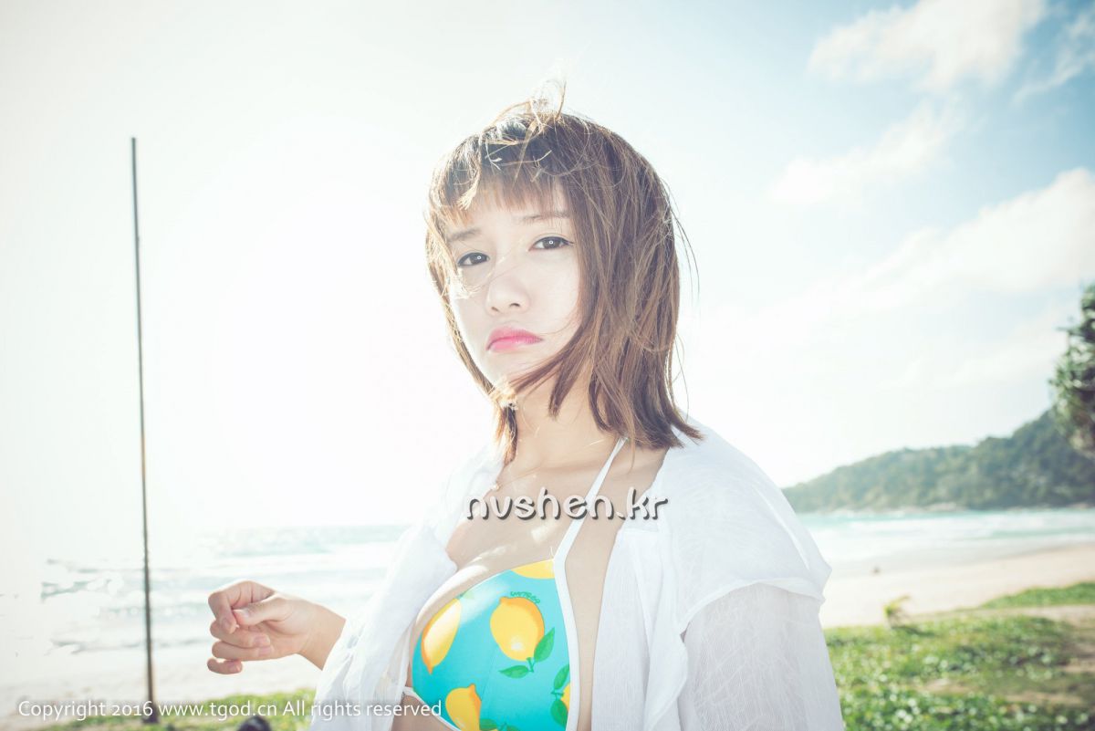 比基尼美女傲娇萌萌旅拍写真图片