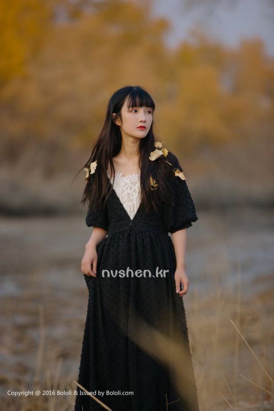 90后清纯美女之应沙漠唯美摄影图片