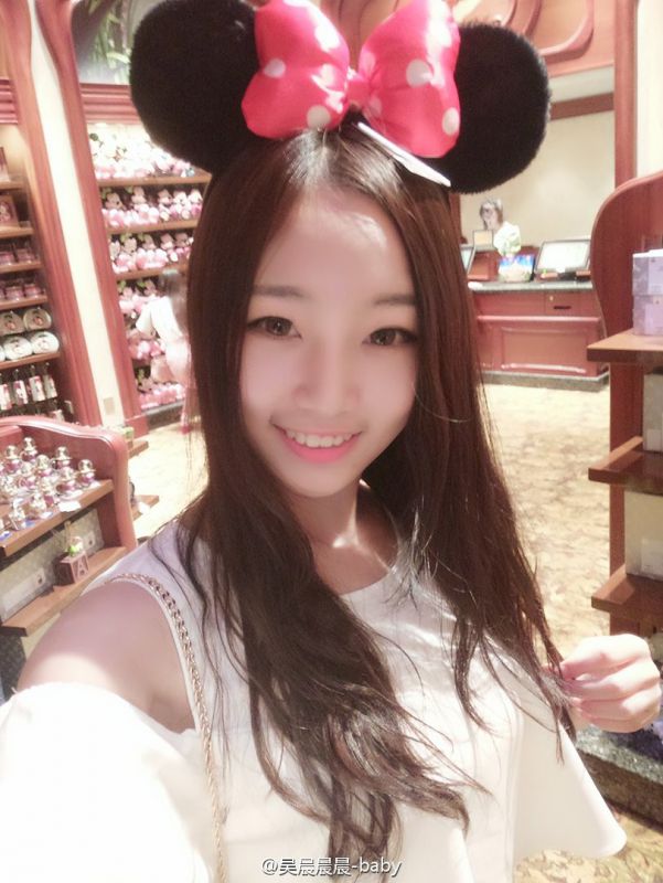 学生妹模特吴晨展览会私拍图片