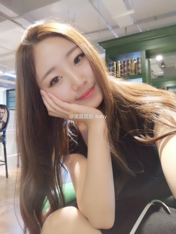 学生妹模特吴晨展览会私拍图片