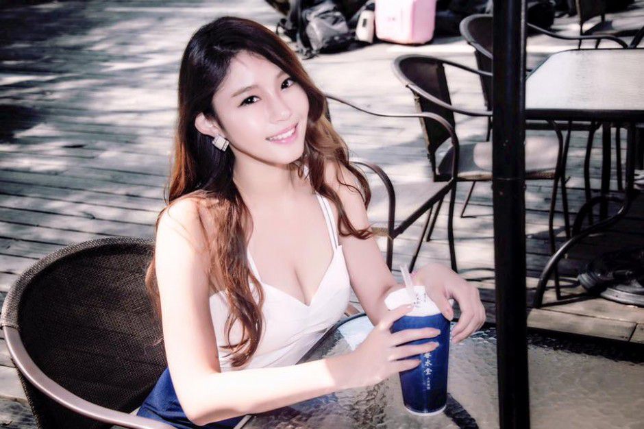 台湾美女车模凯萨琳Katherine私拍写真图片