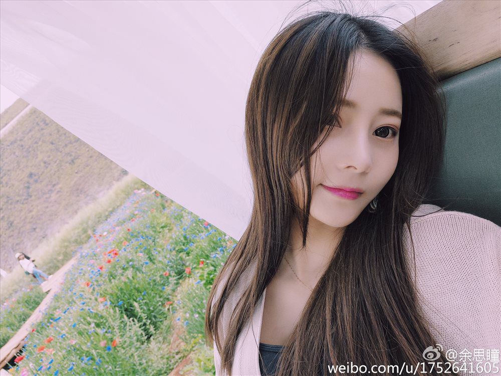 90后小美女余思瞳微博精选养眼图片