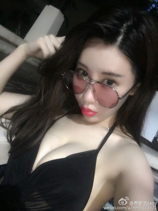 90后美女模特乔梦汐微博私拍美照图片