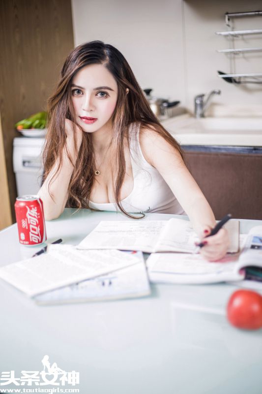 爱学习的美女崔爱熙性感写真图片