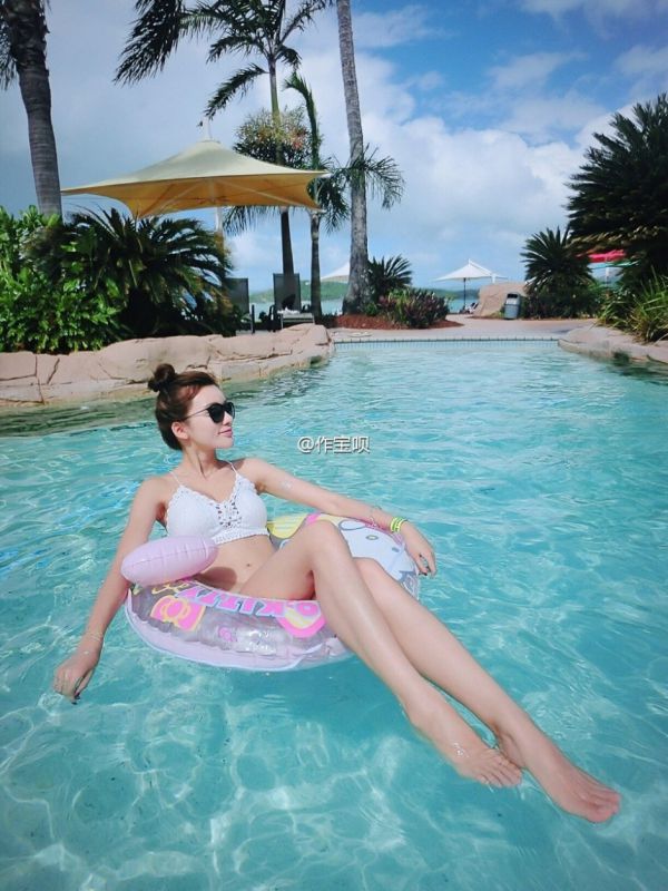 大眼的美女郏桢比基尼旅拍写真图片