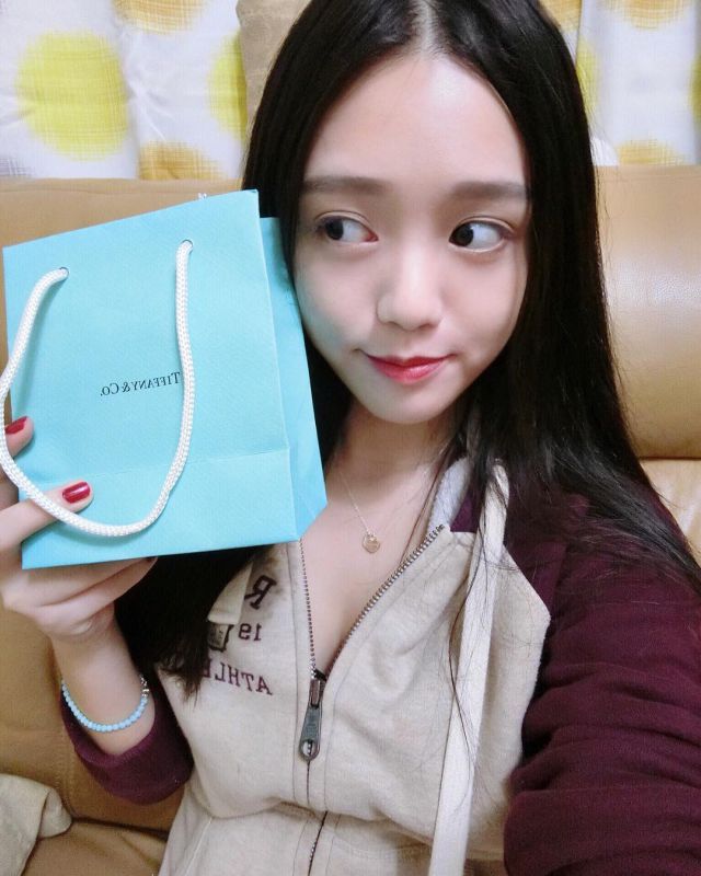 天然美女素人Debby关关养眼私拍图片