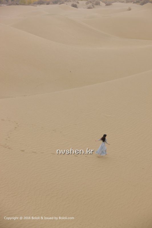 90后清纯美女之应沙漠唯美摄影图片