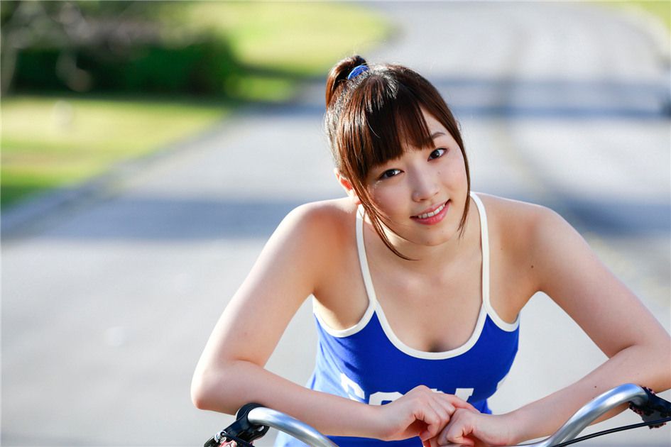 日本学生妹谱久村圣户外清纯写真
